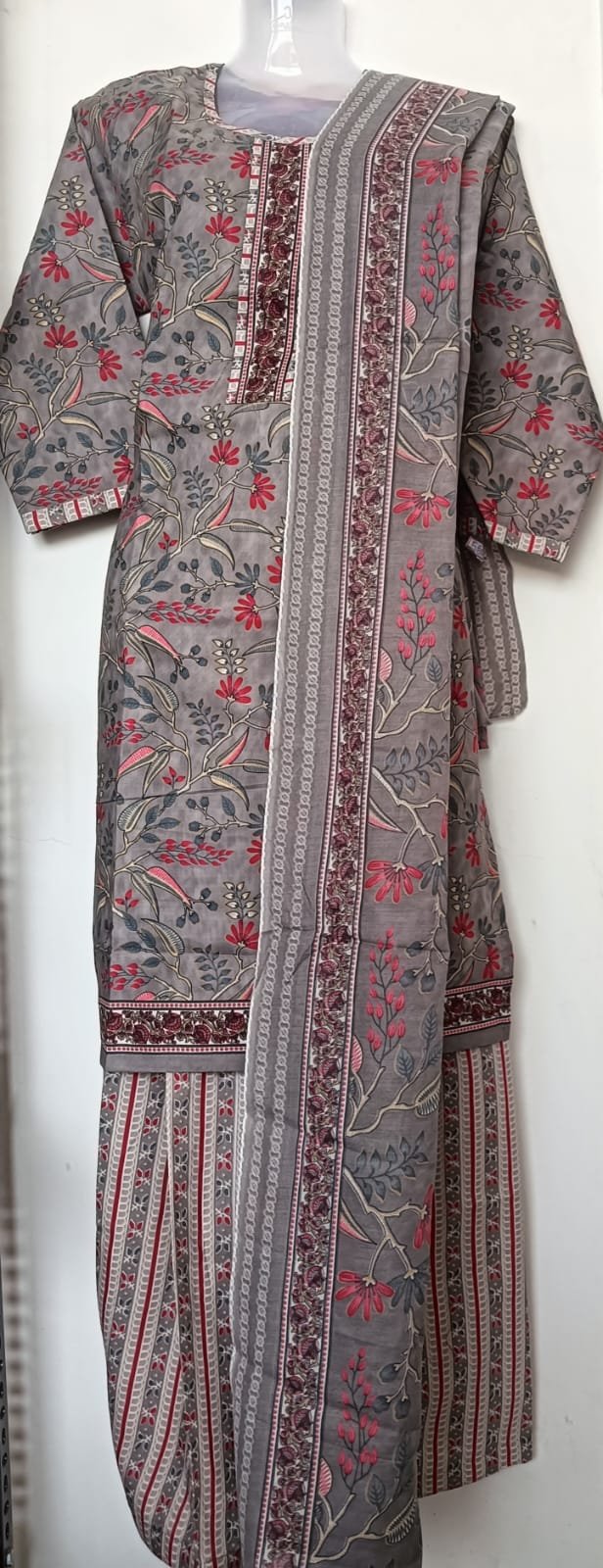 Crimson Bloom Grey Elegance Set